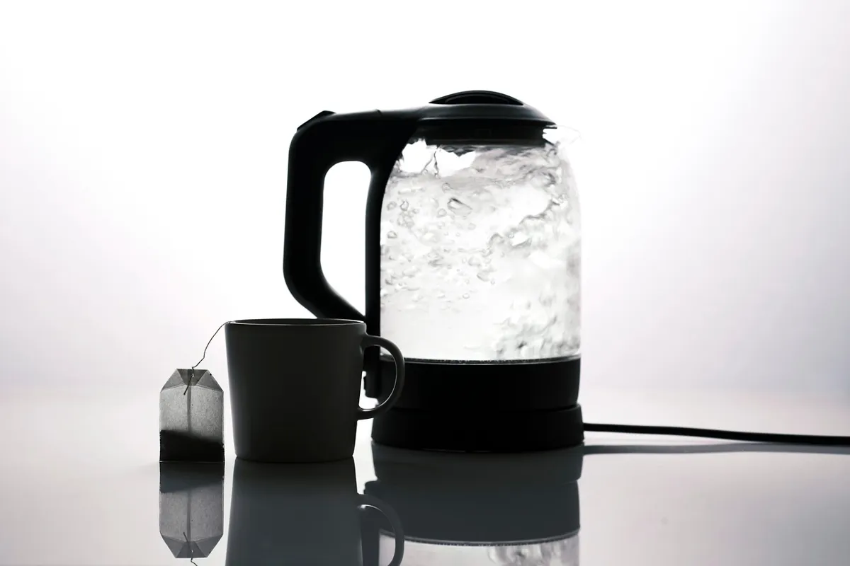 Dlaczego czajnik elektryczny tefal wyłącza się przed wrzeniem mimo u