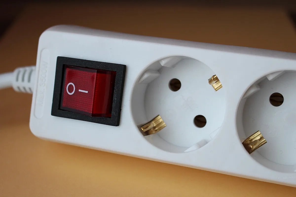 Dlaczego gniazdo elektryczne w ścianie strzela iskry przy podłączani