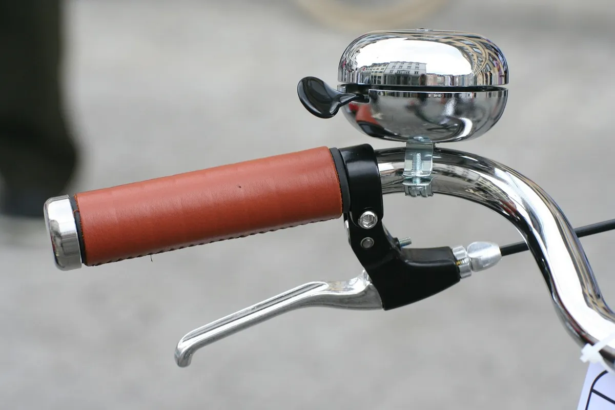 Dlaczego hamulce v-brake w rowerze miejskim ocierają o obręcz mimo w