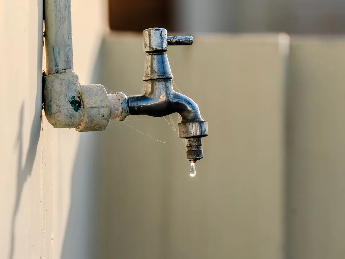 Dlaczego nowa bateria prysznicowa hansgrohe kapie po zamknięciu mimo