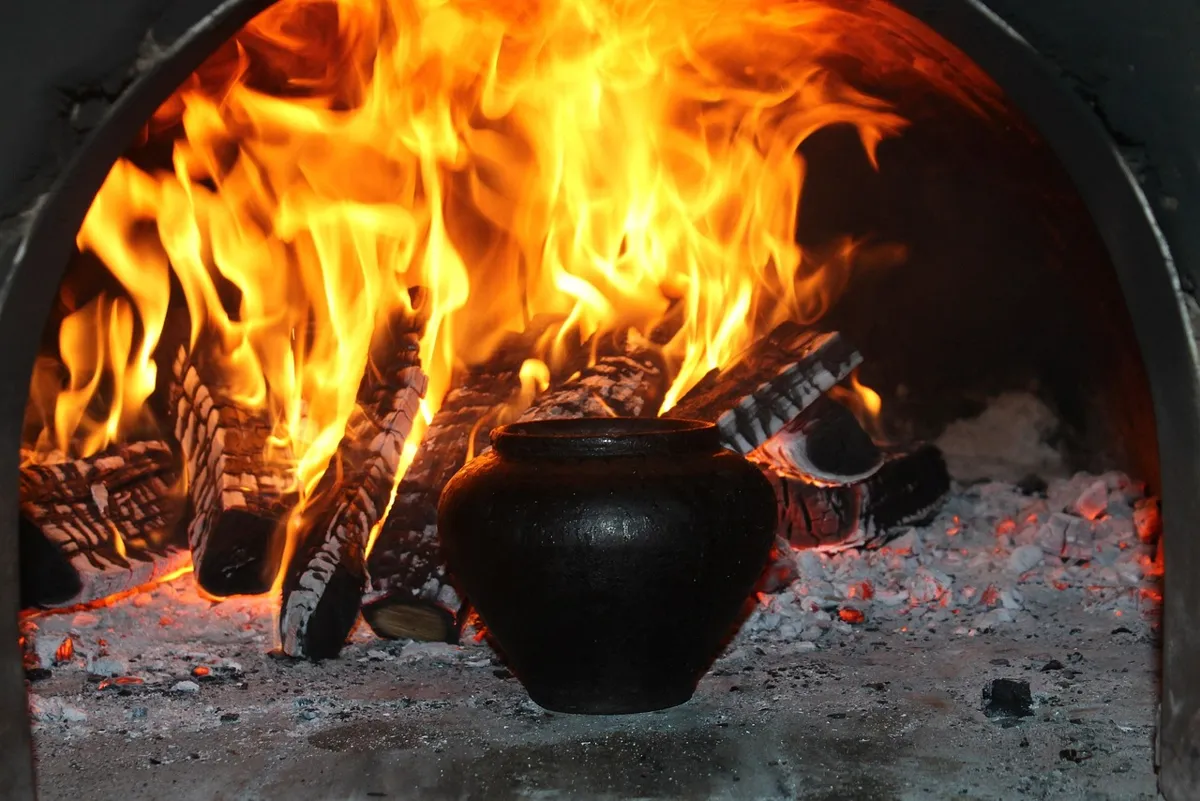 Dlaczego piekarnik điện trzaskający przy nagrzewaniu mimo czystych g