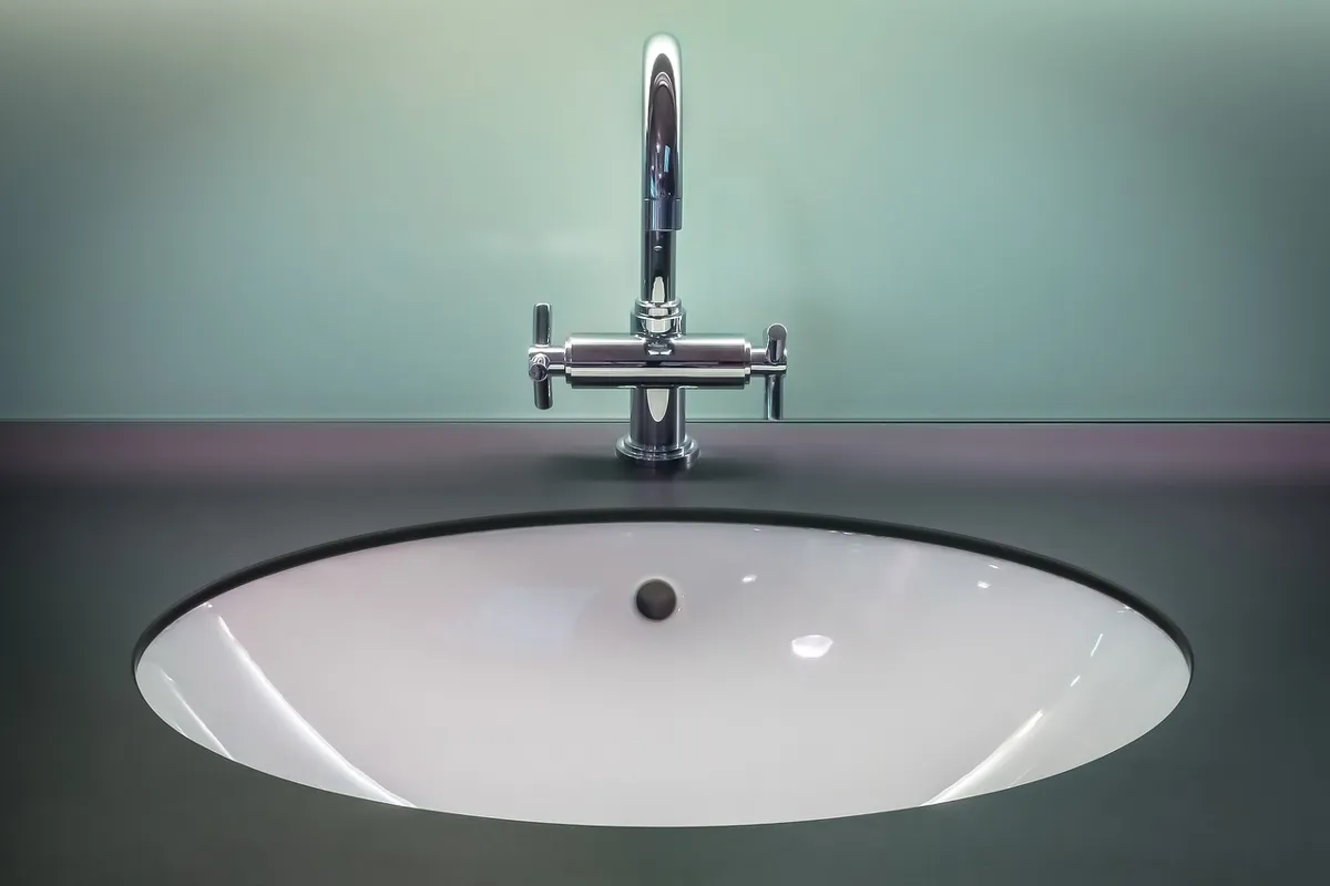 Dlaczego syfon pod umywalką łazienkową cieknie z nakrętki mimo nowej